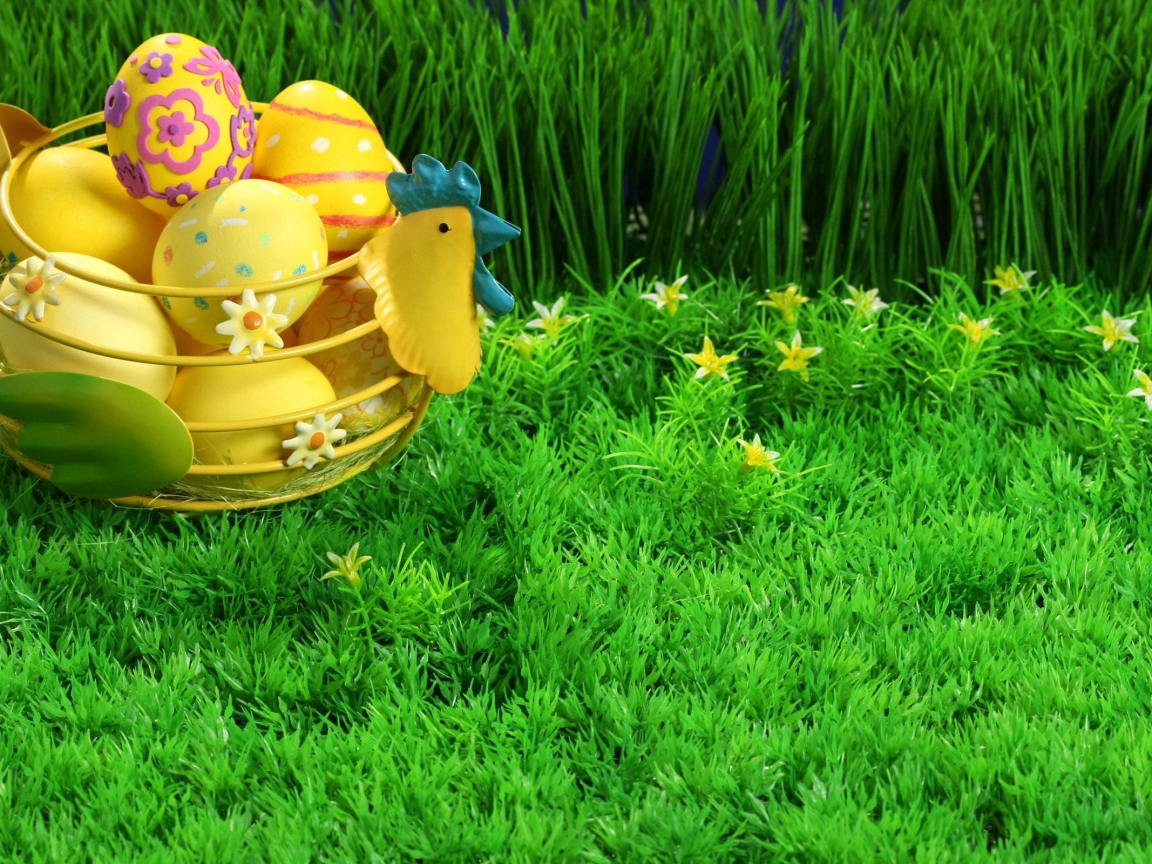 Корзина яиц на зеленой траве на Пасху