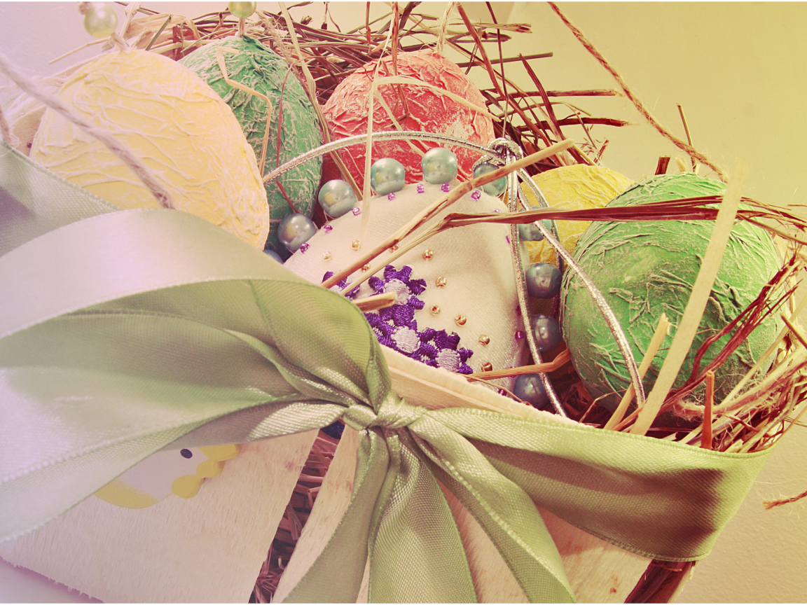 Яйца в корзине с сеном на Пасху