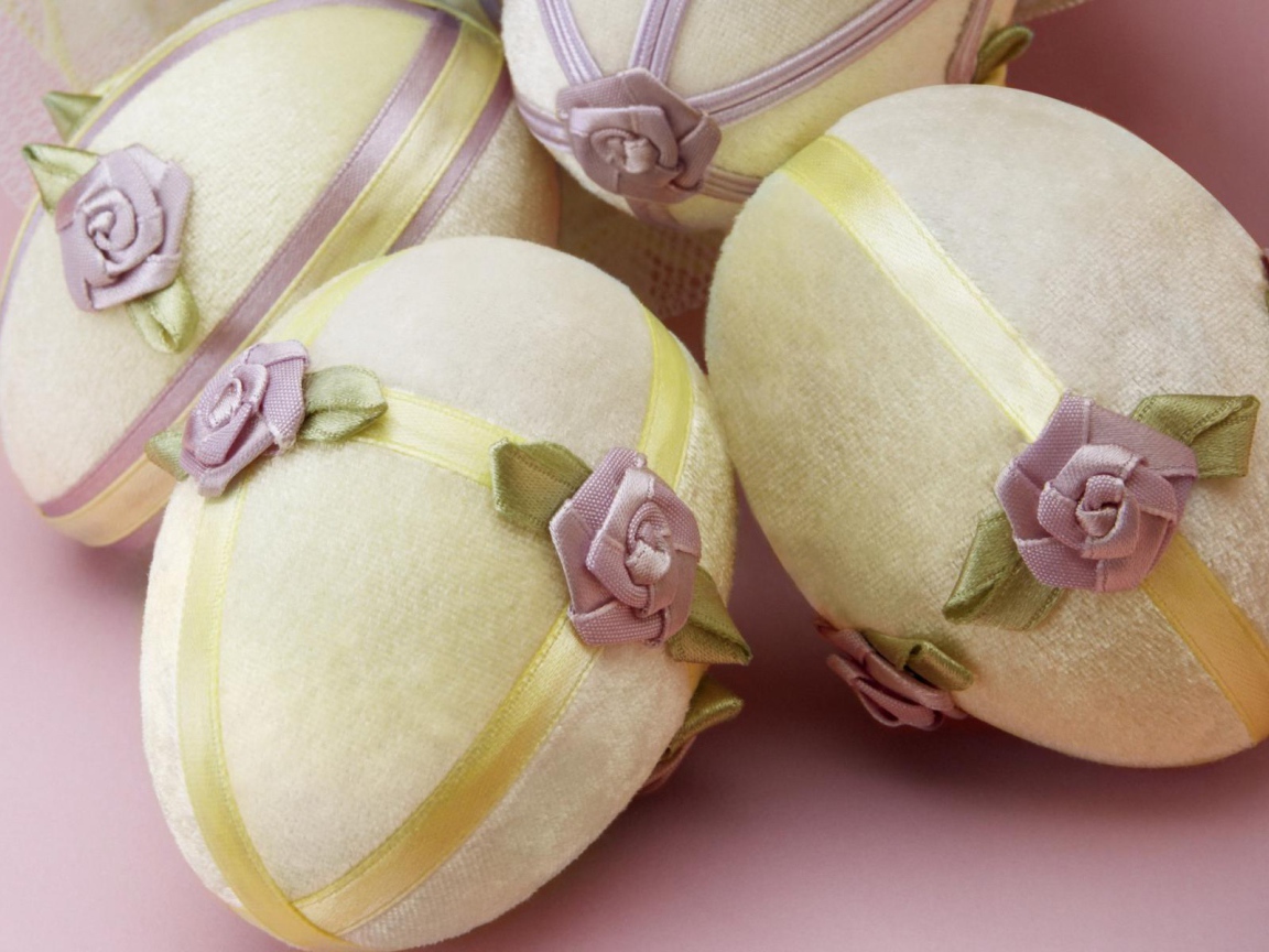 Яйца в тканевой оболочке на Пасху