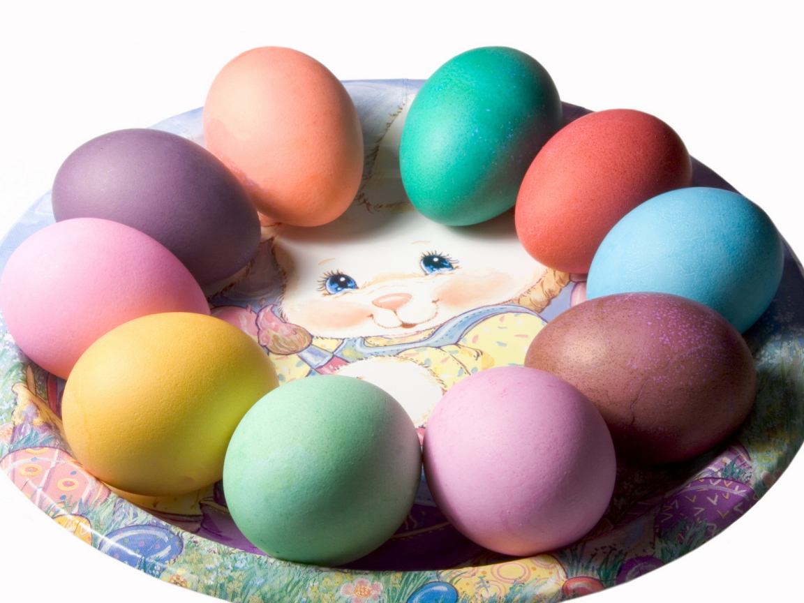 Яйца на тарелке на Пасху