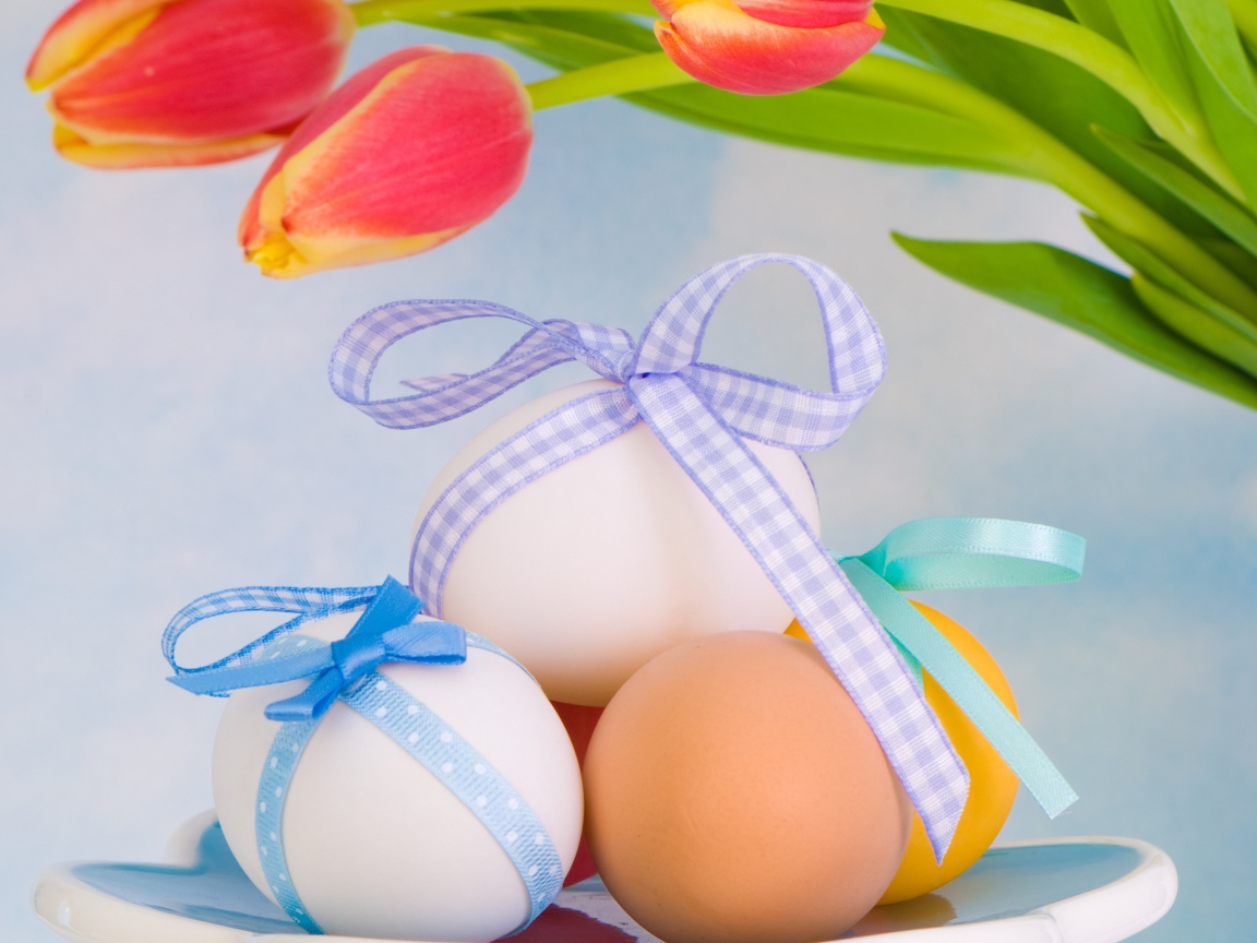 Яйца с бантами на Пасху