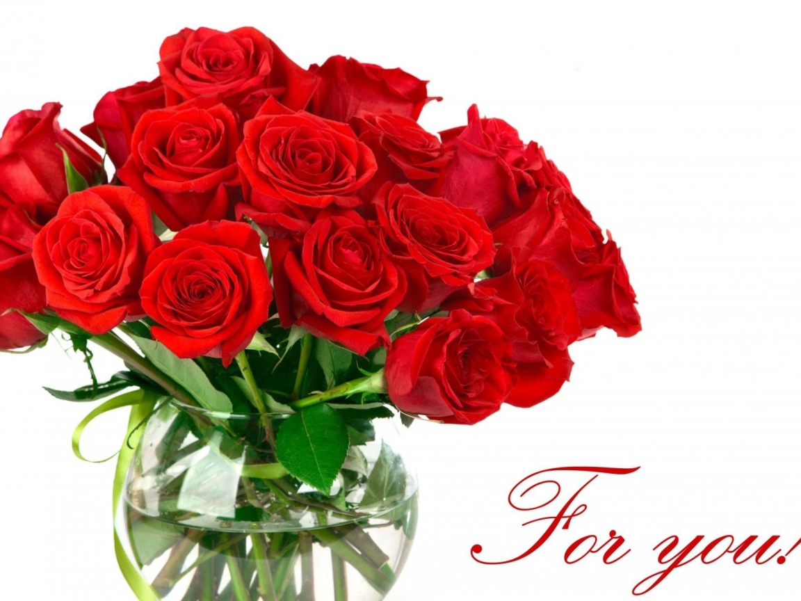 Букет красных роз на 8 марта в вазе