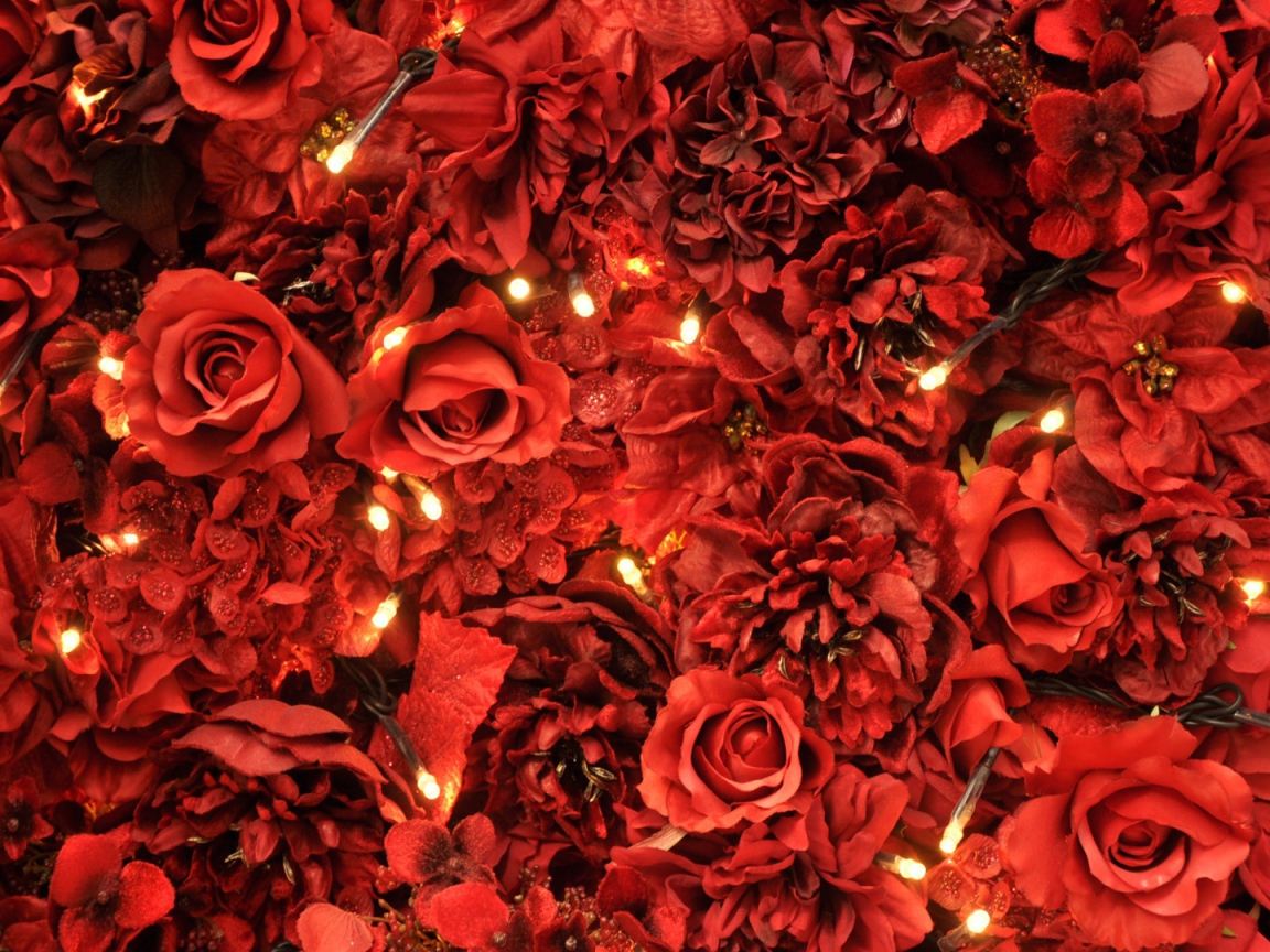 Шикарные красные розы в подарок на восьмое марта