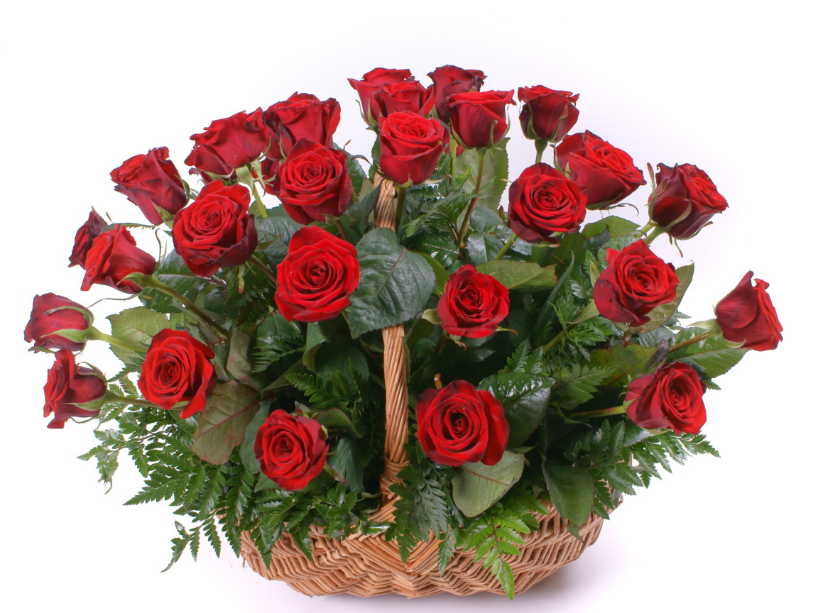 Красные розы на 8 марта в корзинке