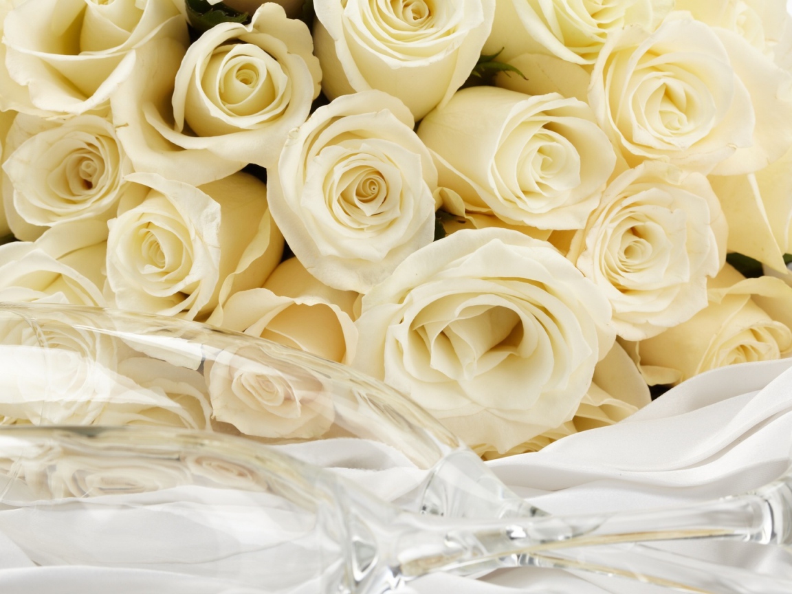 Жёлтые розы и бокал для шампанского для восьмого марта