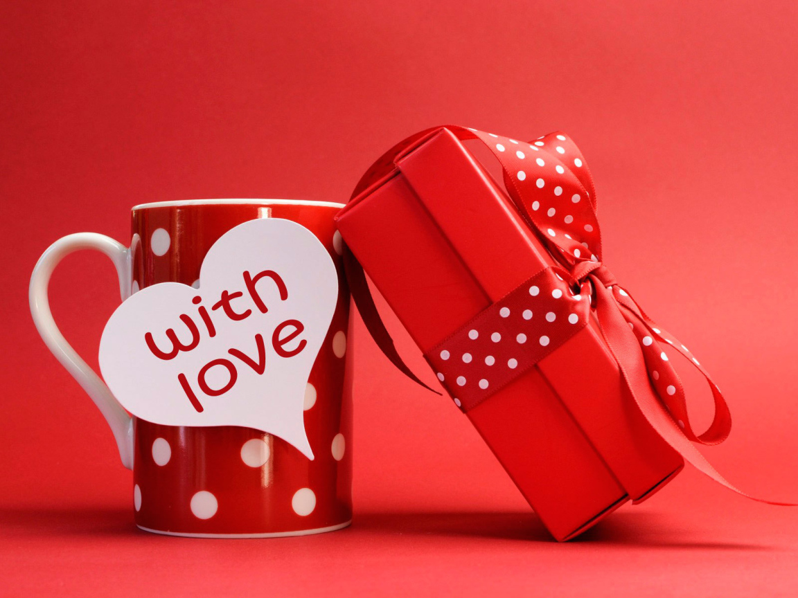 Чашка с подарком на День Святого Валентина 14 февраля