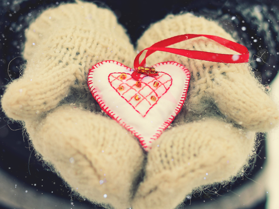 Сердце в руках на День Святого Валентина 14 февраля