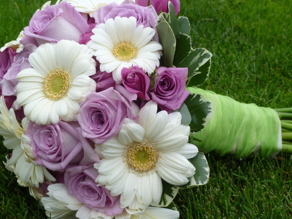 Фиолетовые розы в красивом букете