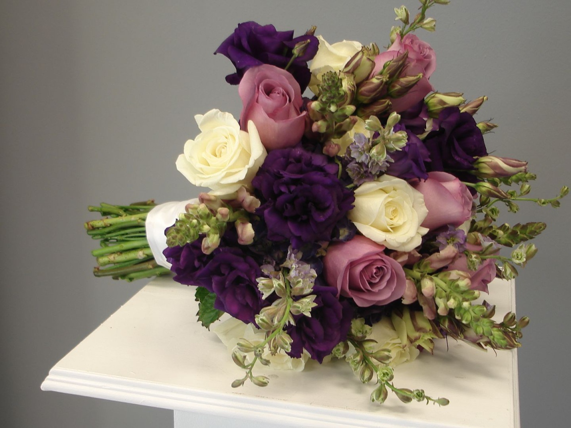 Фиолетовые розы в красивом свадебном букете