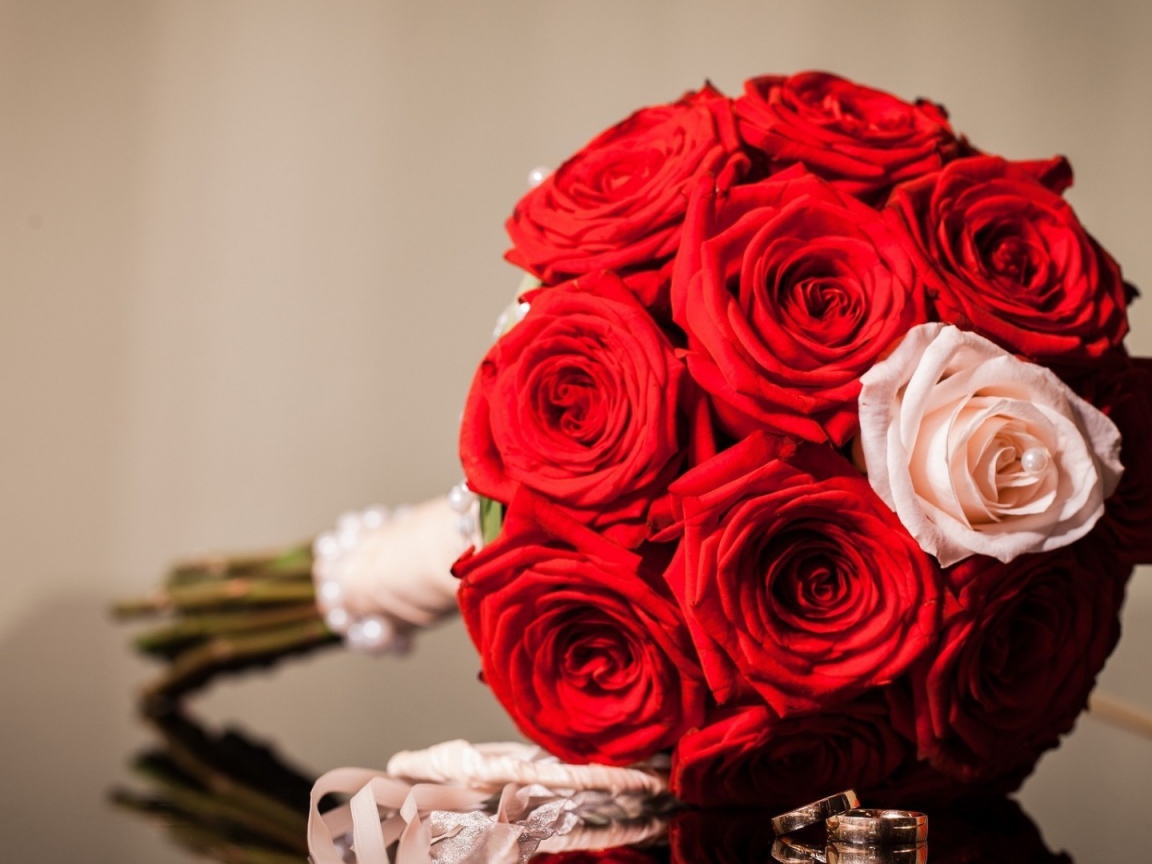 Красные розы в свадебном букете