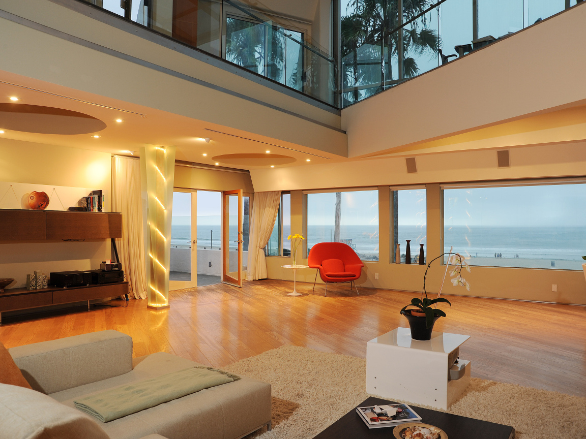 Холл дома около моря