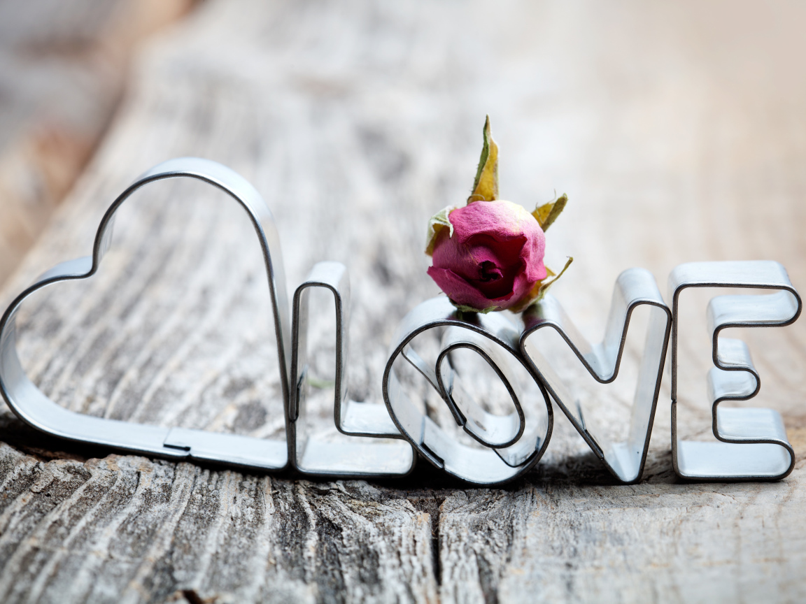 Слово любовь из металла