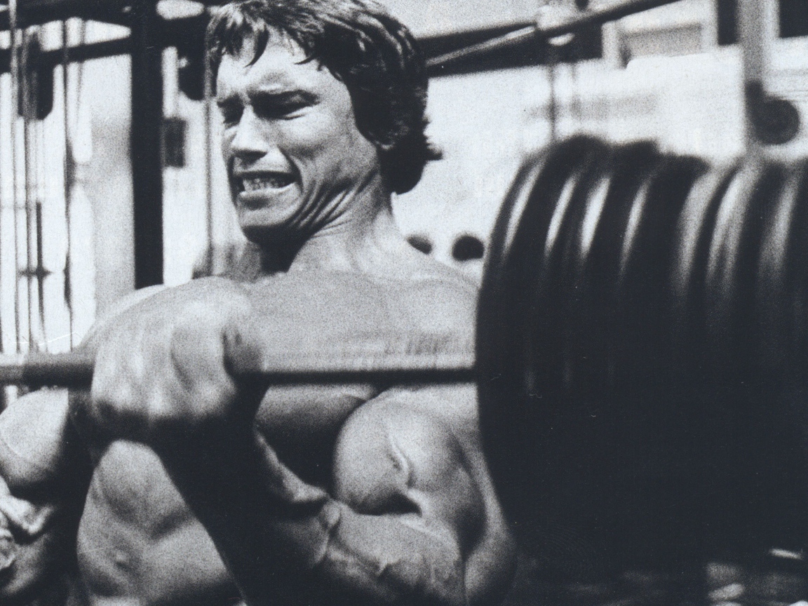 Арнольд Шварценеггер с штангой