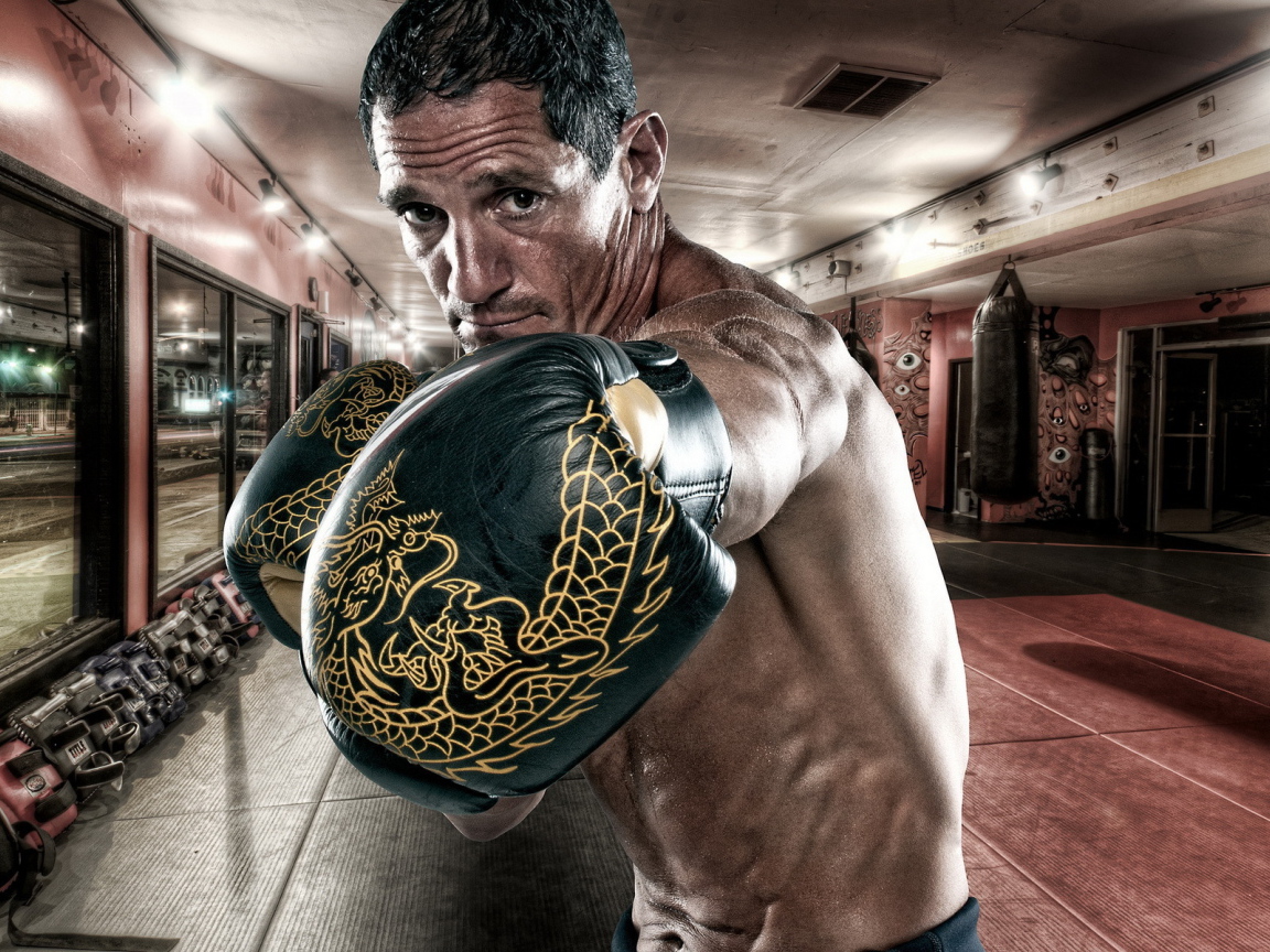 Боксер на тренировке