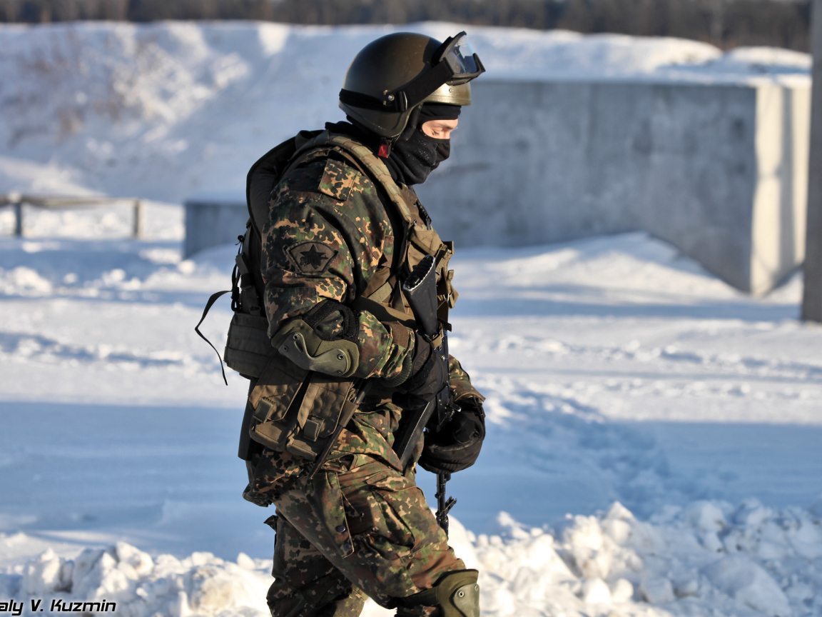 Спецназовец в зимней одежде