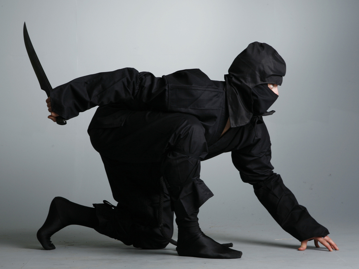 Ниндзя в черном костюме