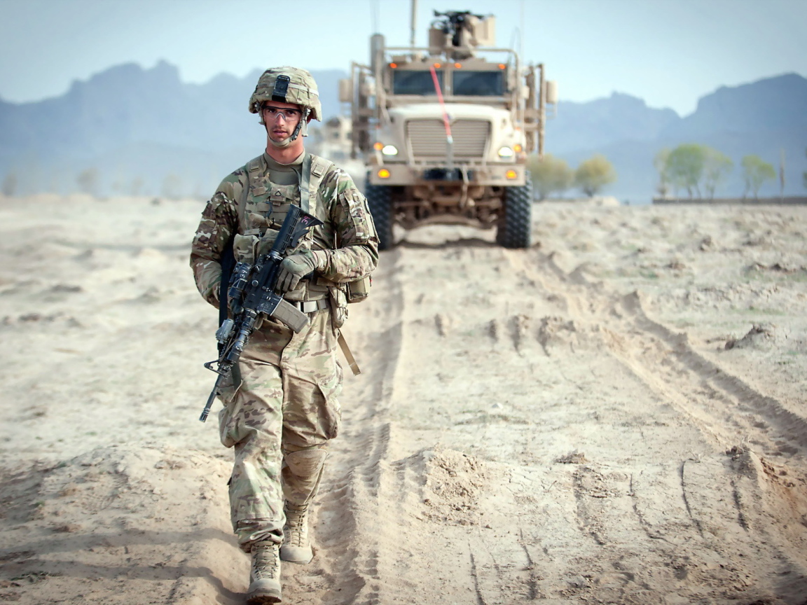 Солдат идет по колее