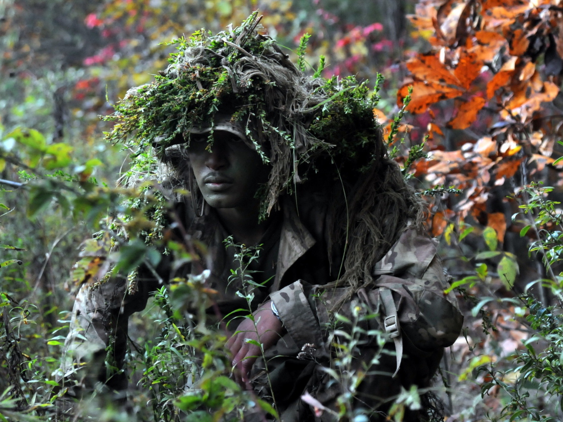 Солдат в маскировке