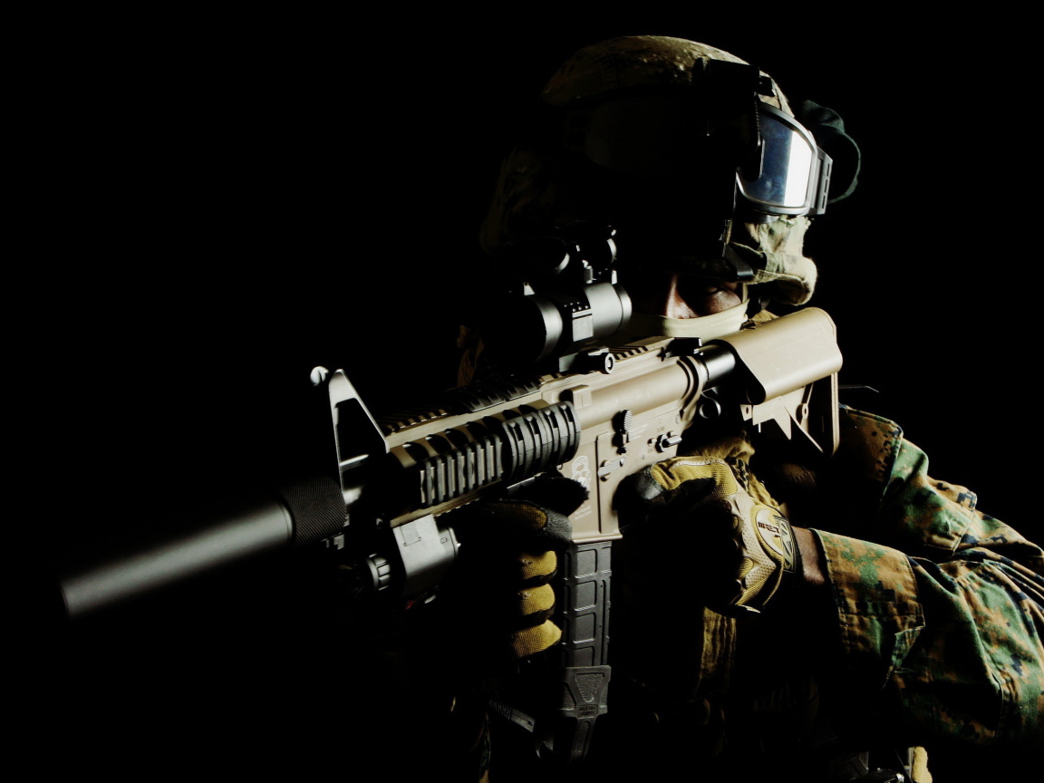 Солдат на черном фоне с автоматом