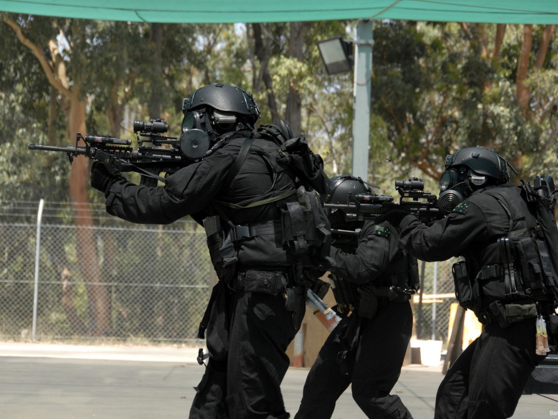 Бойцы спецназа в масках