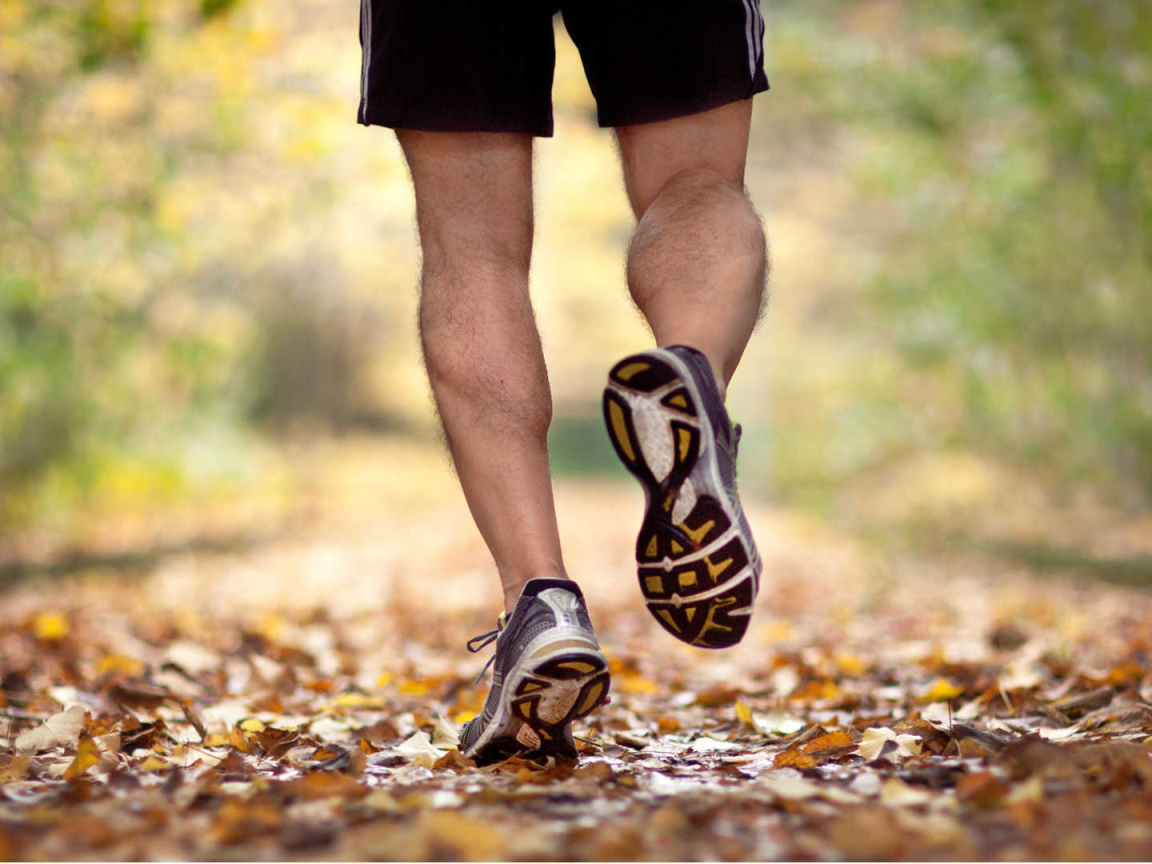 Мужчина в кедах на пробежке