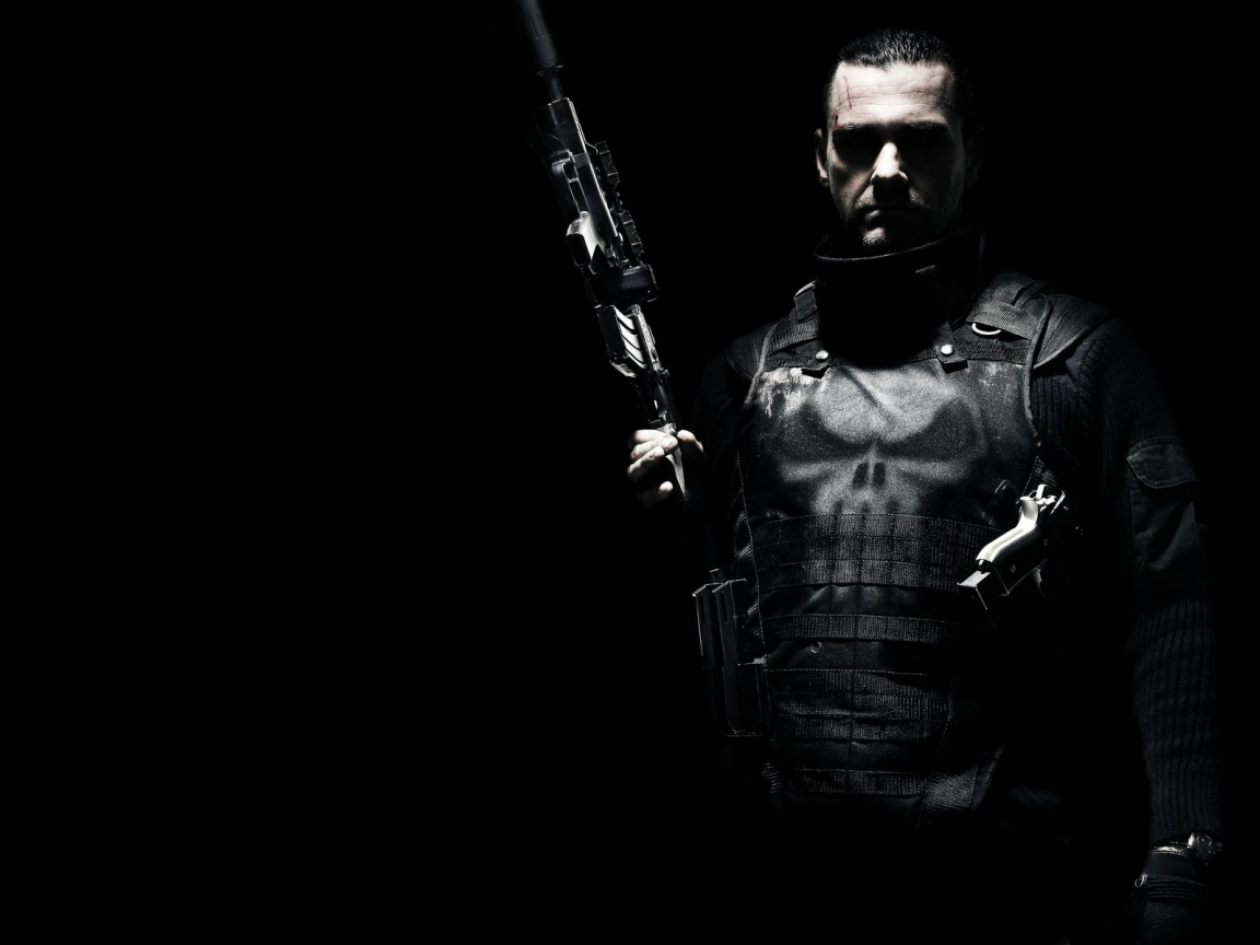 Рэй Стивенсон с оружием