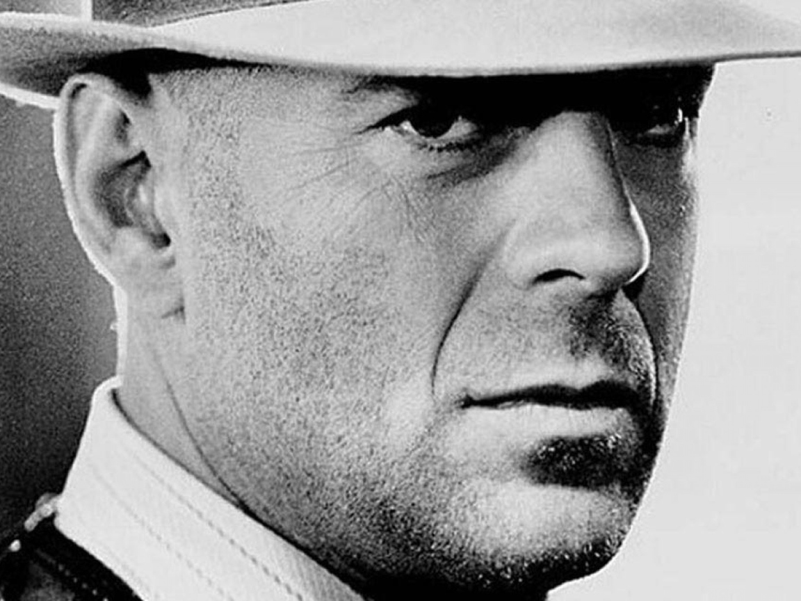 Известный актер Брюс Уиллис в белой шляпе