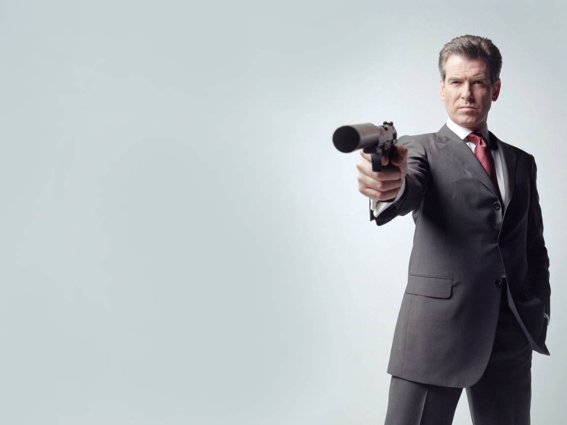 Пирс Борснан с пистолетом