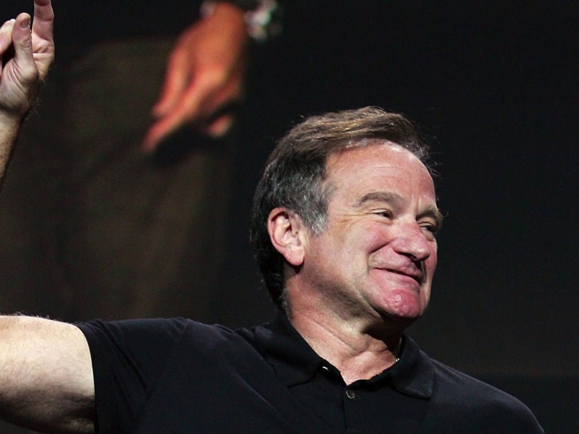 Знаменитый Робин Уильямс показывает рукой вверх