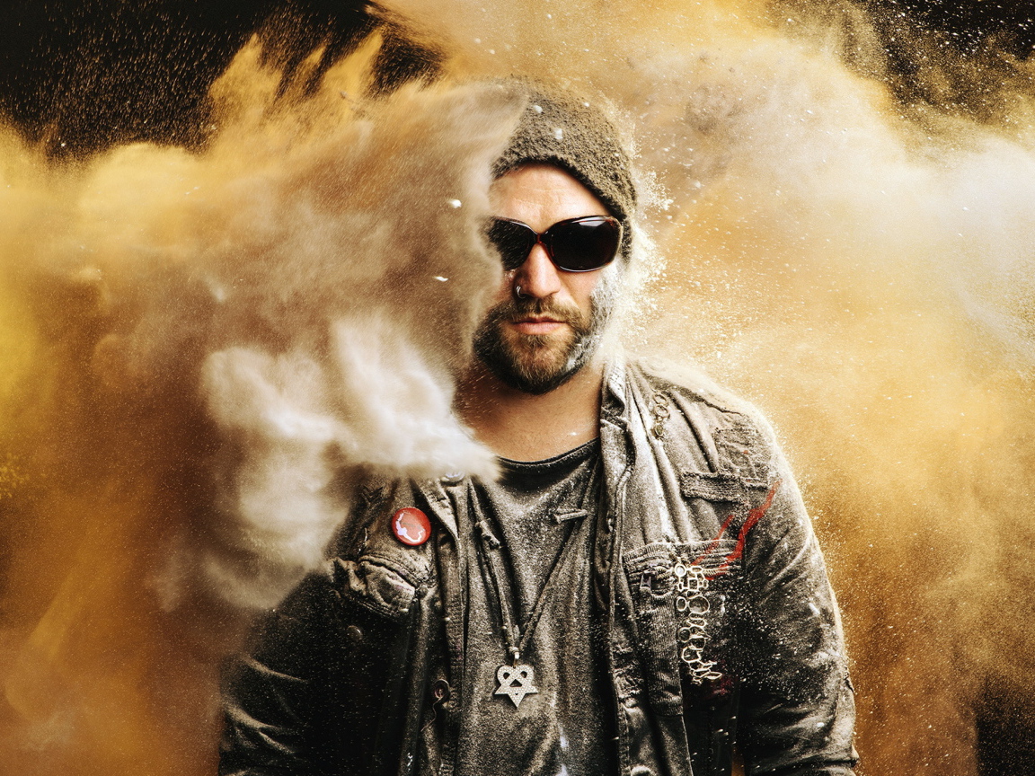 Человек на фоне песка