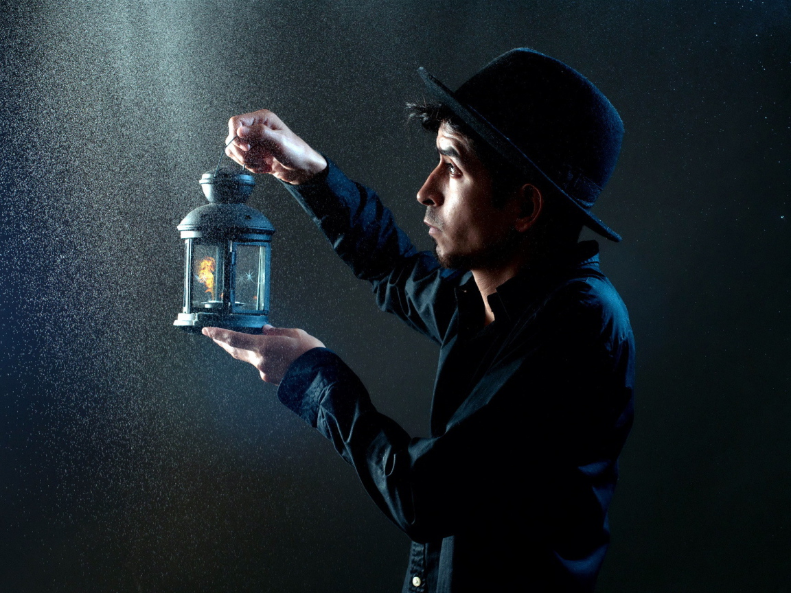 Парень с лампой