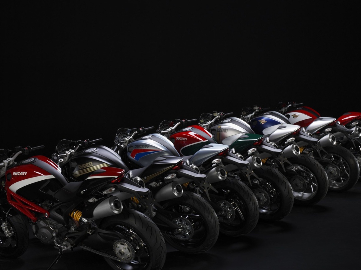 Красивый мотоцикл Ducati Monster Diesel