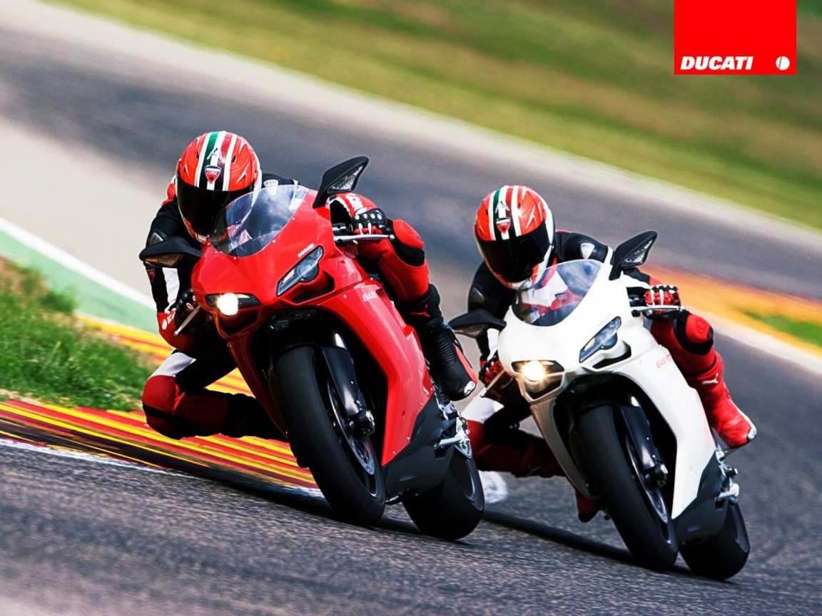 Красивый мотоцикл Ducati Superbike 848 Evo