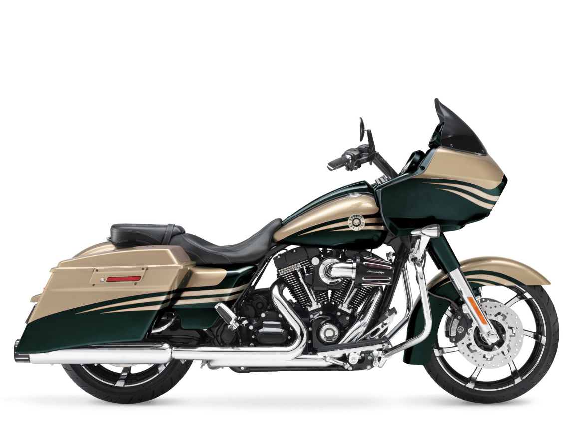 Красивый мотоцикл Harley-Davidson CVO Road King