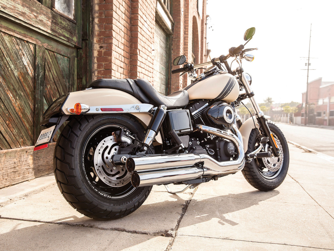 Красивый мотоцикл Harley-Davidson Dyna Fat Bob