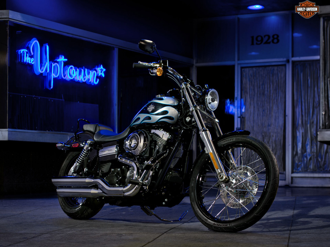 Красивый мотоцикл Harley-Davidson Dyna Switchback