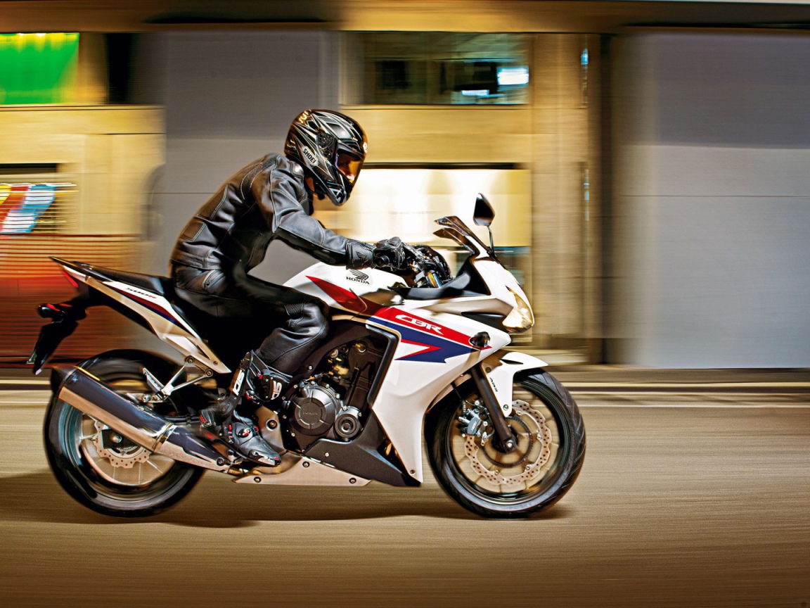 Красивый мотоцикл Honda CBR 500 R