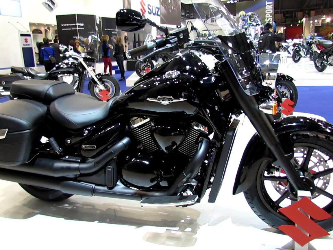Красивый мотоцикл Suzuki Intruder C1500T