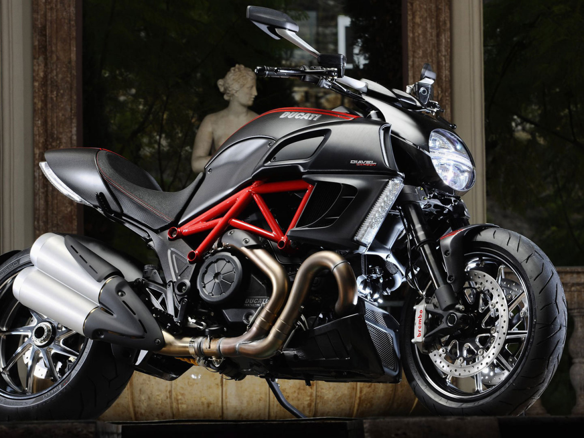 Красивый мотоцикл в москве Ducati Diavel