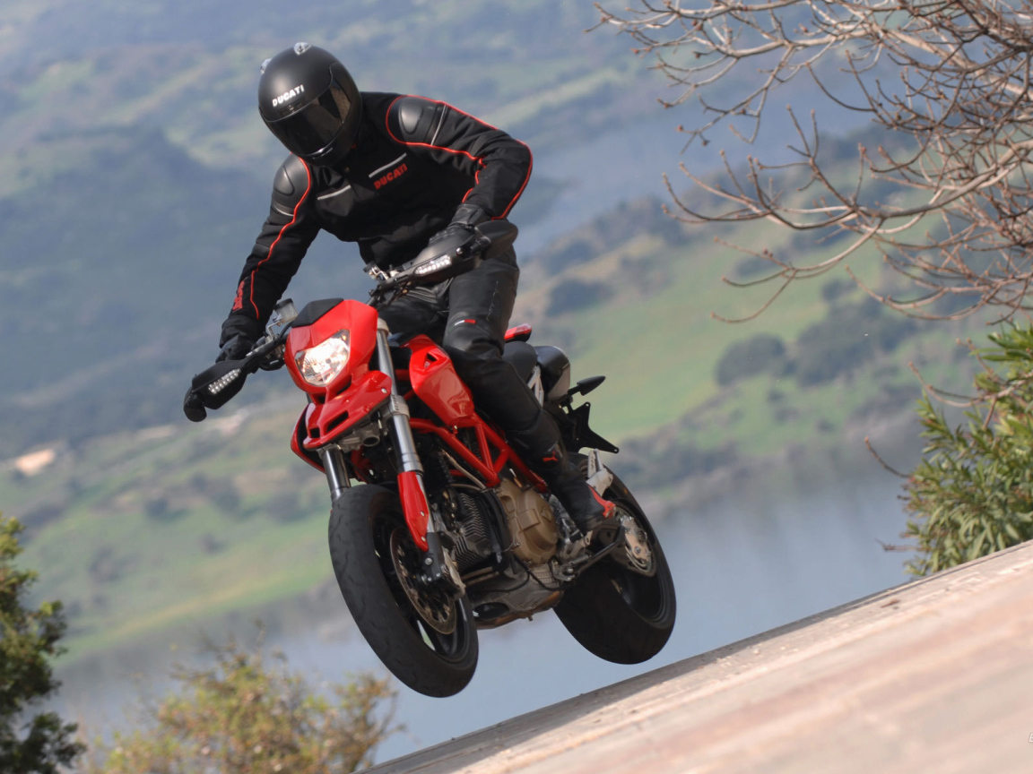 Красивый мотоцикл в москве Ducati Hypermotard