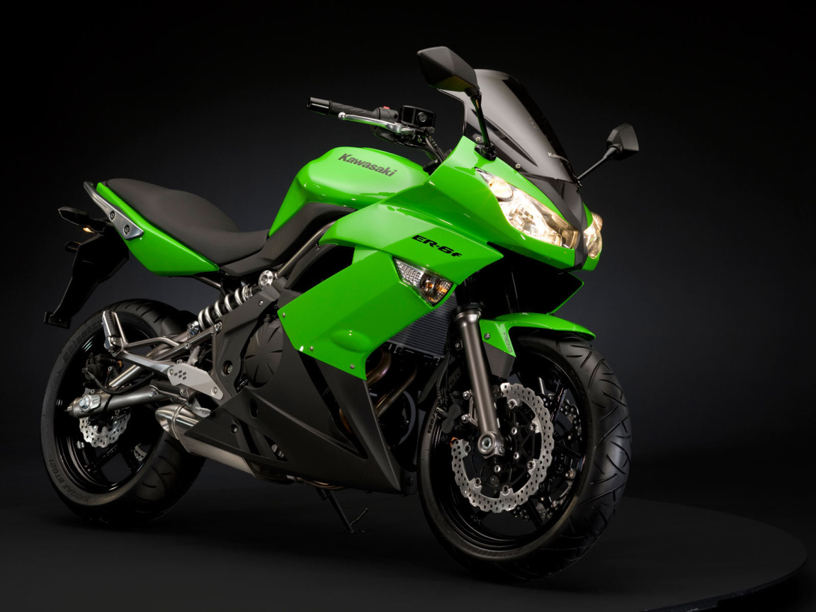 Мотоцикл модели Kawasaki ER-6f