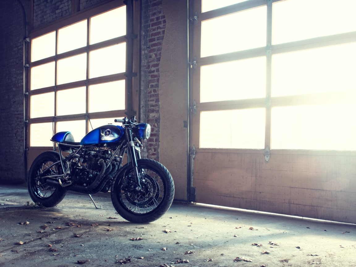 Синий байк в гараже