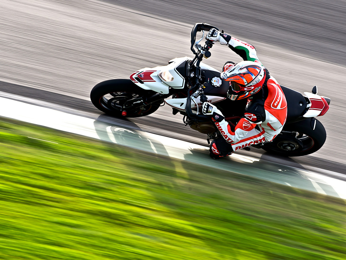 Быстрый мотоцикл Ducati Hypermot ard SP