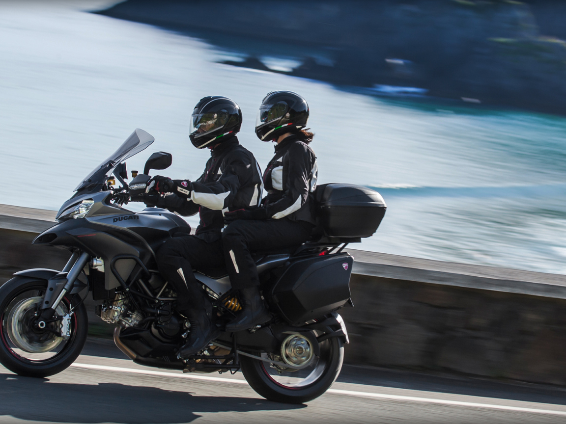 Быстрый мотоцикл Ducati Multistrada 1200 S Granturismo