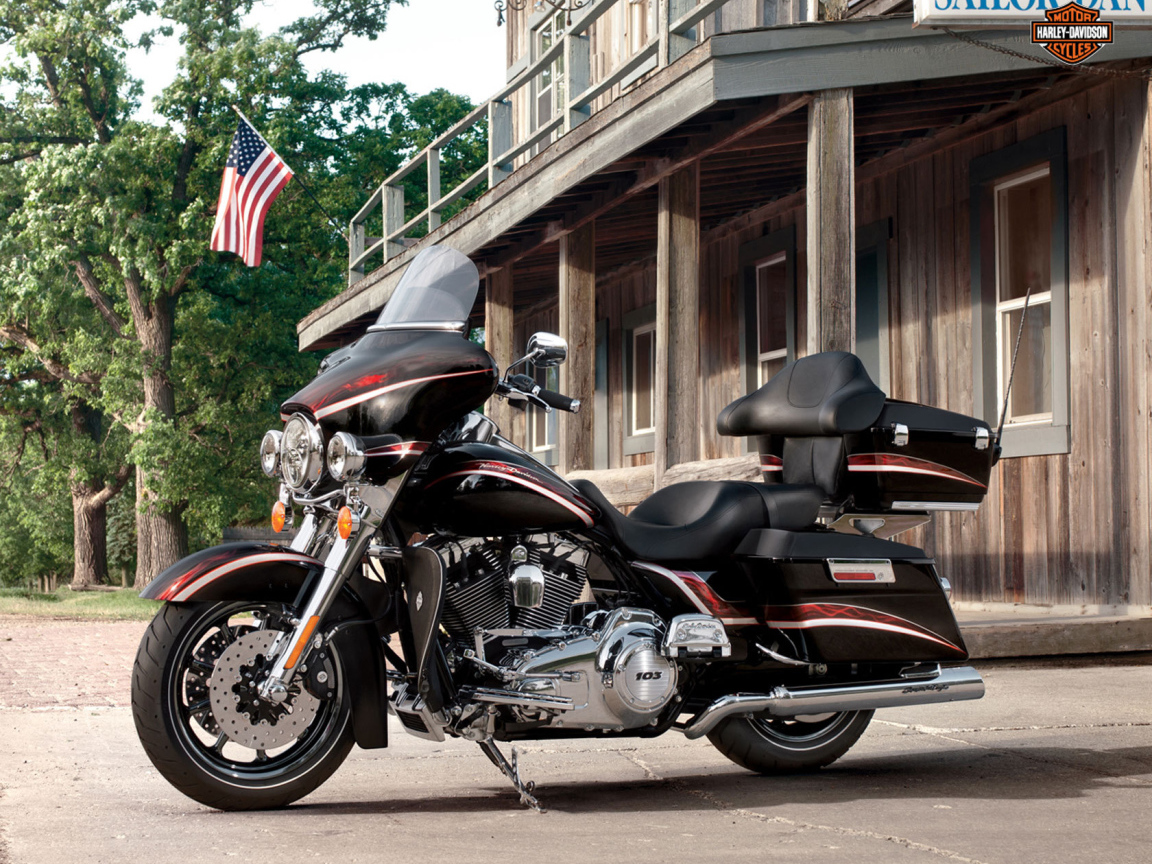 Быстрый мотоцикл Harley-Davidson CVO Electra Glide Ultra Classic