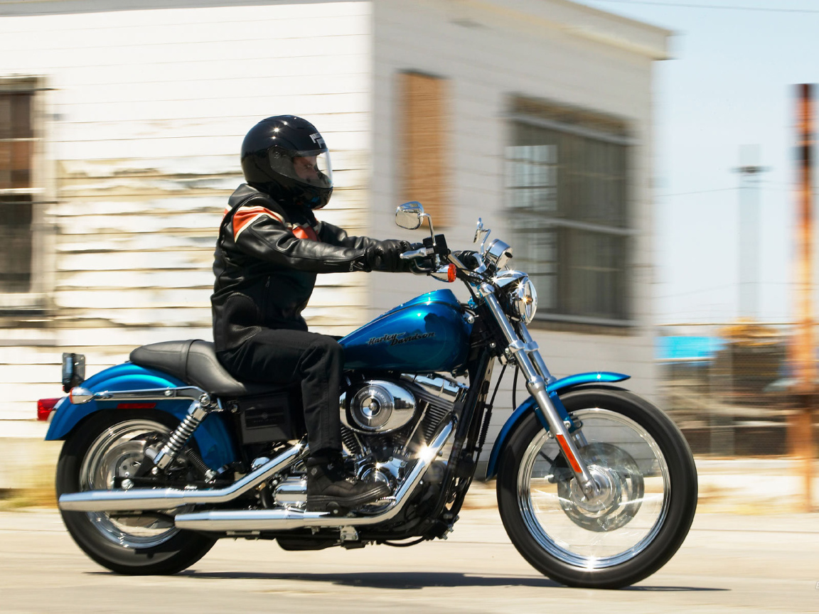 Быстрый мотоцикл Harley-Davidson Dyna Super Glide Custom