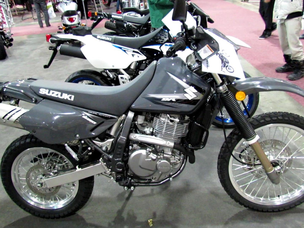 Быстрый мотоцикл Suzuki DR 650 SE