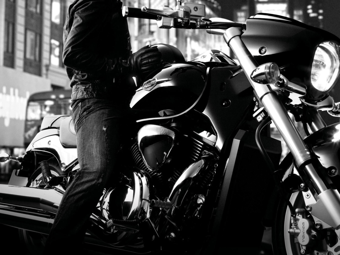 Быстрый мотоцикл Suzuki Intruder M1500