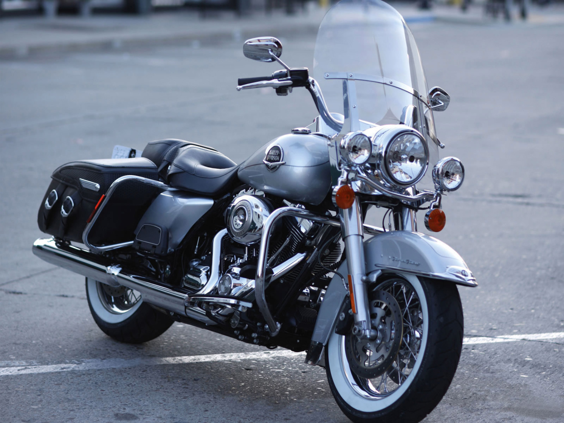 Невероятно быстрый мотоцикл Harley-Davidson Road King Anniversary Edition