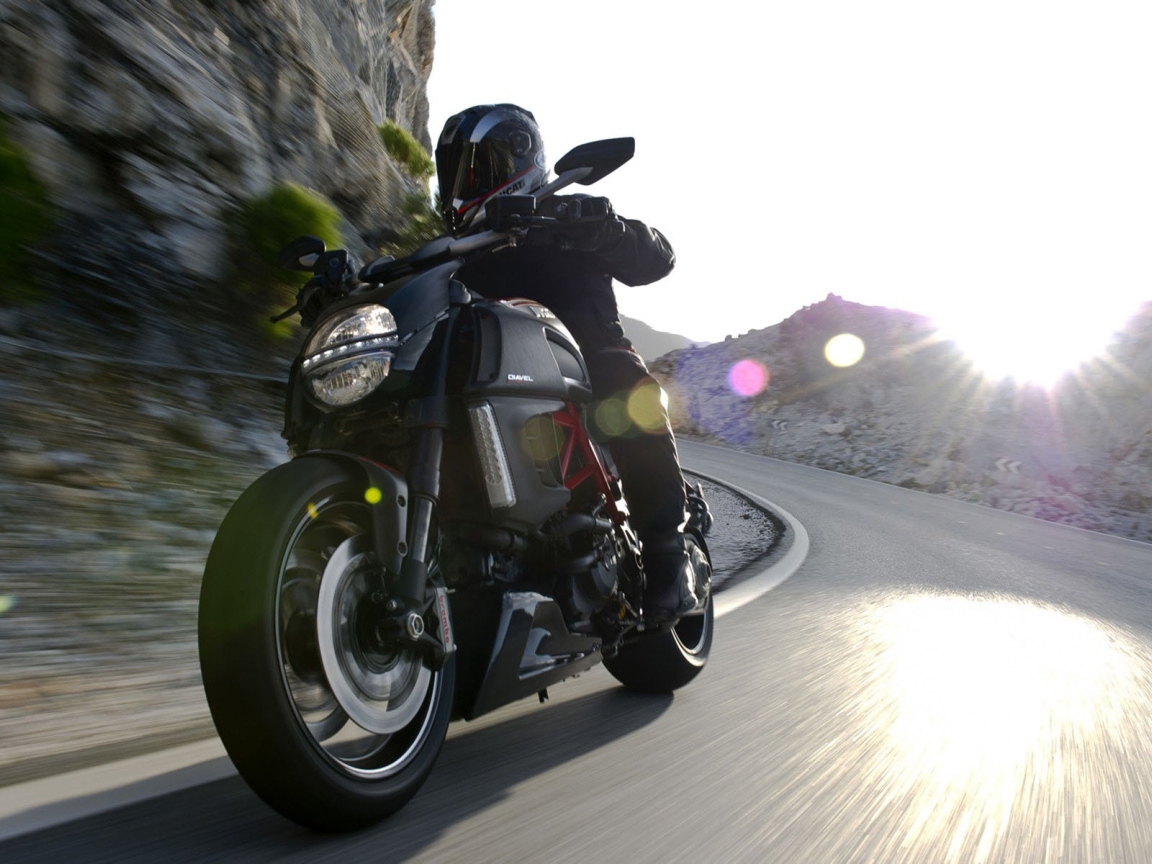 Новый мотоцикл на дороге Ducati Diavel